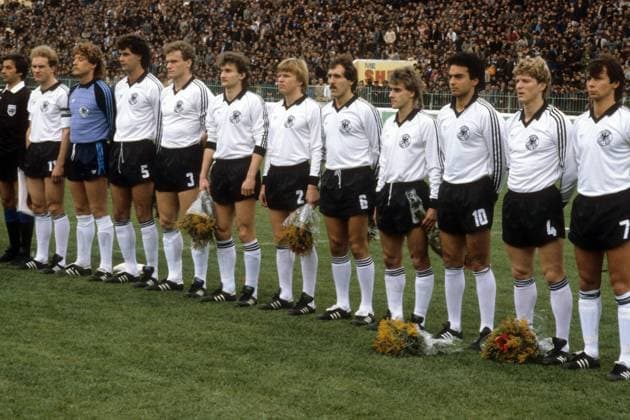 Mannschaftsbild BR Deutschland v.li.: Karl Heinz Rummenigge, Torwart Harald Schumacher, Gerd Strack, Hans Peter Briegel, Rudi Völler, Bernd Förster, Frank Ordenewitz, Pierre Littbarski, Hansi Müller, Karlheinz Förster, Stefan Engels Fußball Länderspiel Herren EM Quali 1983, Nationalteam, Nationaltrikot, Totale Tirana