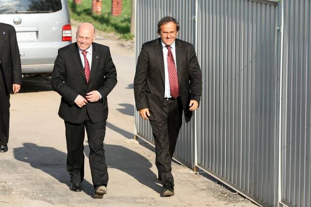 Grzegorz Lato (Polen, li.), Präsident de polnischen Fußballverbands PZPN, und UEFA Präsident Michel Platini (Frankreich) anlässlich der Besichtung des Nationalstadions in Warschau, Austragungsort der EM 2012 in Polen -  (090415PYK013) Fußball EM Herren Vorschau 2009, Euro 2012 Fussball Gruppe Warschau