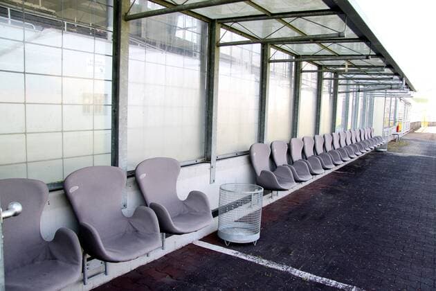 Stühle der Ersatzbank im Stadion an der Grünwalder Straße Fußball Herren 3. Liga 2008 2009, Regionalliga Süd, Stadionstory, Reportage, Totale München