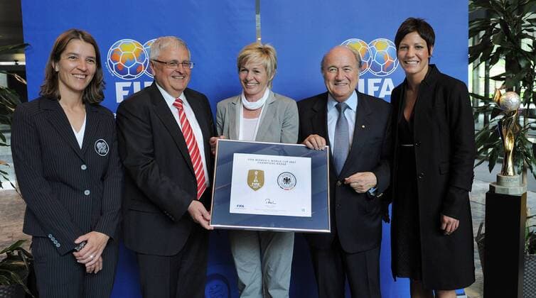 Champions Badge für die Titelverteidigung von Weltmeister Deutschland, v.li.:Tatjana Haenni (Schweiz FIFA Direktorin Frauenfußball), DFB Präsident Dr. Theo Zwanziger, Bundestrainerin Silvia Neid (beide Deutschland).. - Fußball WM Herren FIFA Pressetermin 2009, WM 2007, Frauen, Frauenfußball, Nationalteam, vdig Gruppe Zürich