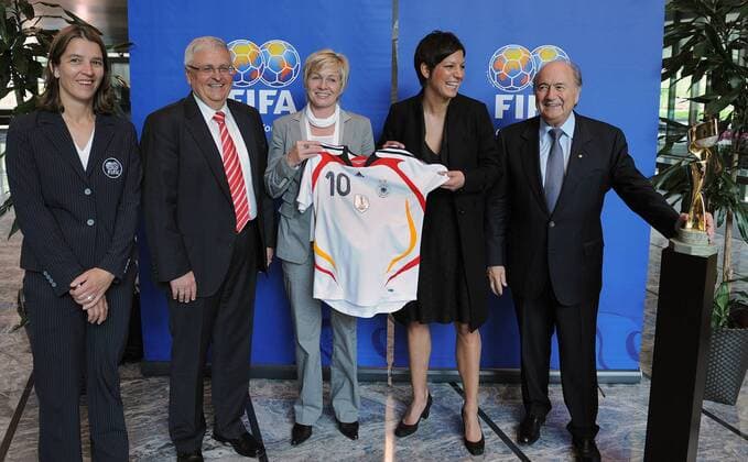 Champions Badge für Weltmeister Deutschland (2007), v.li.:Tatjana Haenni (Schweiz FIFA Direktorin Frauenfußball), DFB Präsident Dr. Theo Zwanziger, Bundestrainerin Silvia Neid, Linda Bresonik (alle Deutschland).... - Fußball WM Herren FIFA Pressetermin 2009, WM 2007, Frauen, Frauenfußball, Nationalteam, vdig Gruppe Zürich