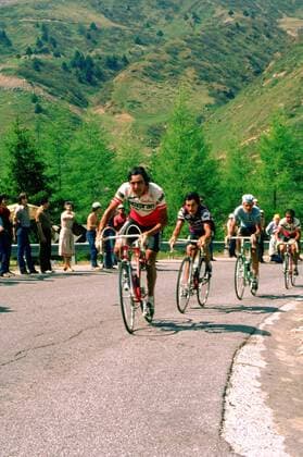 Giovanni Battaglin (Inoxpran, li.) vor Giuseppe Saronni (Gis Gelati beide Italien, 2.v.li.) und Tommy Prim (Schweden Bianchi Piaggio) -  Radsport Herren Giro d Italia 1981, dItalia, Straßenradsport, Straße, Rad Gruppe Tonalepass, Passo del Tonale 18. Etappe: Borno - Dimaro