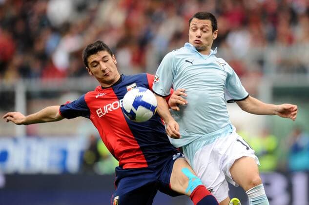 Mauro Zarate (Lazio Rom, re.) gegen Salvatore Bocchetti (Genoa CFC) -  Fußball Herren Serie A 2008 2009, 1. Italienische Liga, FC Genua 1893 - Lazio Rom 0:1 Gruppe Genua Dynamik,