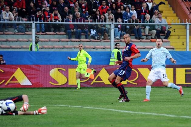 Mauro Zarate (Lazio Rom, re.) erzielt das 0:1 gegen Matteo Ferrari (Genoa CFC) -  Fußball Herren Serie A 2008 2009, 1. Italienische Liga, FC Genua 1893 - Lazio Rom 0:1 Gruppe Genua