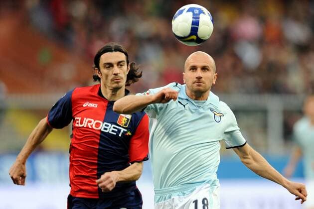 Tommaso Rocchi (Lazio Rom, re.) gegen Giuseppe Biava (Genoa CFC) -  Fußball Herren Serie A 2008 2009, 1. Italienische Liga, FC Genua 1893 - Lazio Rom 0:1 Gruppe Genua Dynamik,