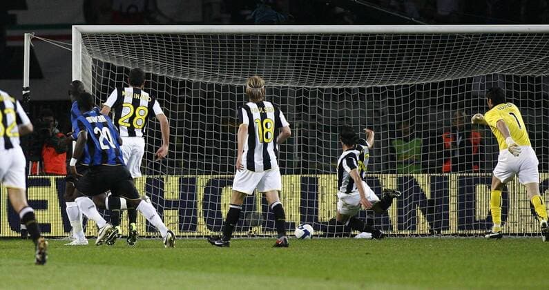 Tiago (Juventus Turin) rettet kurz vor der Torlinie -  Fußball Herren Serie A 2008 2009, 1. Italienische Liga, Juventus Turin - FC Internazionale Mailand, Juve, Inter Gruppe Turin Dynamik, Abwehr,