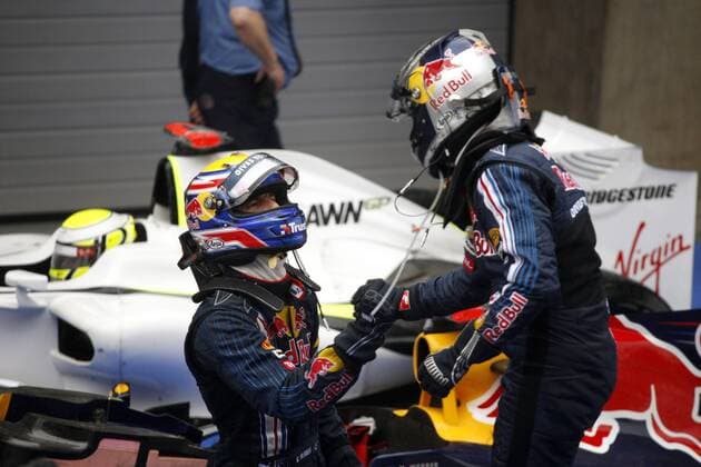 Sebastian Vettel (Deutschland, re.) gewinnt vor Teamkollege Mark Webber (Australien beide Red Bull) den GP von China 2009, dahinter Jenson Button (England Brawn GP) in seinem Boliden Motorsport Grand Prix Herren Großer Preis von China 2009, Formel 1 Weltmeisterschaft, F1, F, GP, WM Gruppe Shanghai Freude,