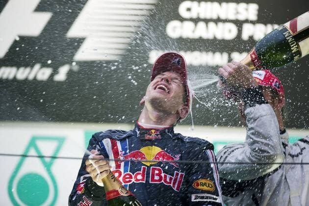 Sebastian Vettel (Deutschland Red Bull, li.) gewinnt den GP von China 2009 und bekommt von Jenson Button (England Brawn GP) eine Sektdusche verpasst Motorsport Grand Prix Herren Großer Preis von China 2009, Formel 1 Weltmeisterschaft, F1, F, GP, WM Gruppe Shanghai Freude,