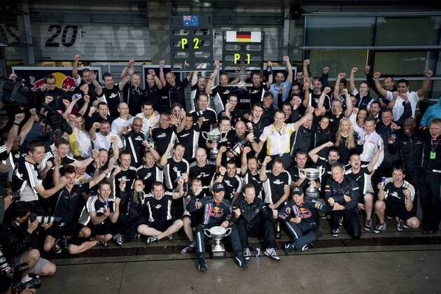 Doppelsieg für Red Bull - Sieger Sebastian Vettel (Deutschland), Mark Webber (Australien) und Teamchef Christian Horner (England alle Red Bull) -  Motorsport Grand Prix Herren Großer Preis von China 2009, Formel 1 Weltmeisterschaft, F1, F, GP, WM, Totale Shanghai Freude,