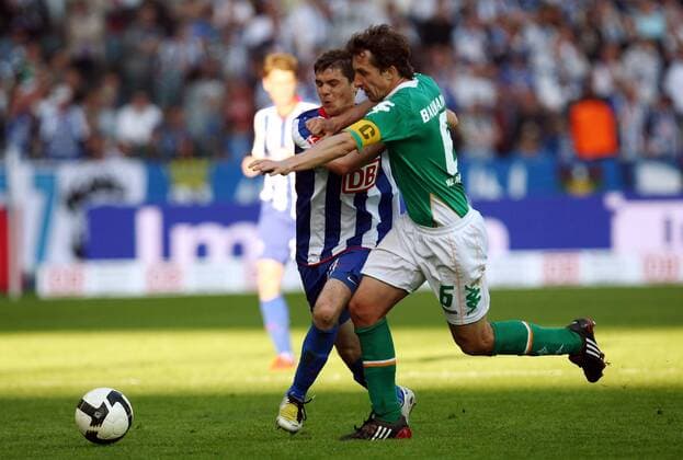 Frank Baumann (Bremen, re.) gegen Valeri Domovchiyski (Hertha) Fußball 1. BL Herren Saison 2008 2009, Hertha BSC Berlin - SV Werder Bremen 2:1 Gruppe Berlin Dynamik, Kampf,