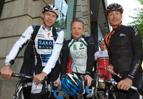 Jens Voigt (Saxo Bank, li.), Erik Zabel (re.) und Uwe Peschel (alle Deutschland) während eines Pressetermins für Skoda Velothon 2009 in Berlin Radsport Herren Skoda Velothon 2009, Straßenradsport, Straße, Rad, Freizeit, Freizeitsport Gruppe Berlin