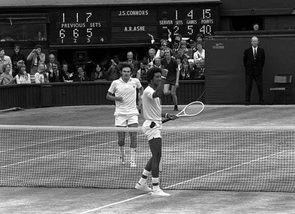 Arthur Ashe (vorn) jubelt über seinen Sieg im Wimbledon Finale 1975 gegen Jimmy Connors (beide USA) -  Tennis Herren All England Championships 1975, Grand Slam, ATP Tour, Finale Totale Wimbledon London Freude,