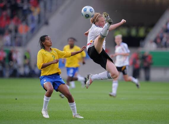Melanie Behringer (Deutschland, re.) gegen Grazielle (Brasilien) Fußball Länderspiel Damen Freundschaftsspiel 2009, Test, Testspiel, Nationalmannschaft, Nationaltrikot, Frauen, Frauenfußball Gruppe Frankfurt M. Dynamik,