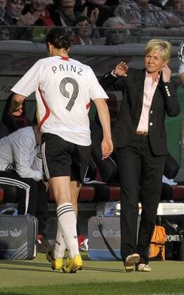 Birgit Prinz (li.) muss verletzt ausgewechselt werden, daneben Bundestrainerin Silvia Neid (beide Deutschland) Fußball Länderspiel Damen Freundschaftsspiel 2009, Test, Testspiel, Frauen, Frauenfußball, Nationalteam, Nationaltrikot Gruppe Frankfurt M.