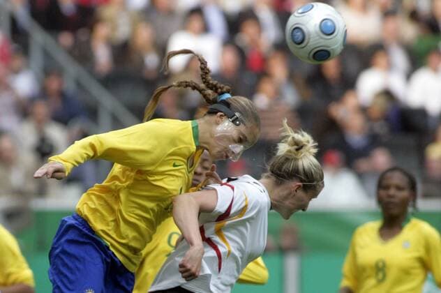 Erika (Brasilien, li.) gegen Anja Mittag (Deutschland) Fußball Länderspiel Damen Freundschaftsspiel 2009, Test, Testspiel, Frauen, Frauenfußball, Nationalmannschaft Gruppe Nationaltrikot Frankfurt M.