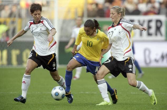 Marta (Brasilien, Mitte) gegen Bianca Schmidt (re.) und Linda Bresonik (beide Deutschland) Fußball Länderspiel Damen Freundschaftsspiel 2009, Test, Testspiel, Frauen, Frauenfußball, Nationalteam, Nationaltrikot Gruppe Frankfurt M. Dynamik,