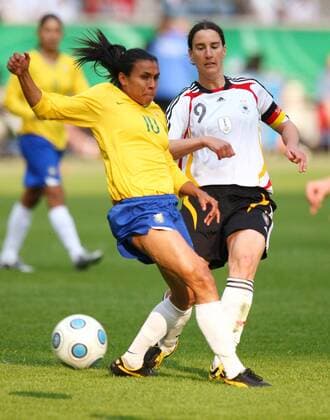 Marta (Brasilien, li.) gegen Birgit Prinz (Deutschland) Fußball Länderspiel Damen Freundschaftsspiel 2009, Test, Testspiel, Frauen, Frauenfußball, Nationalteam, Nationaltrikot Gruppe Frankfurt M. Dynamik,