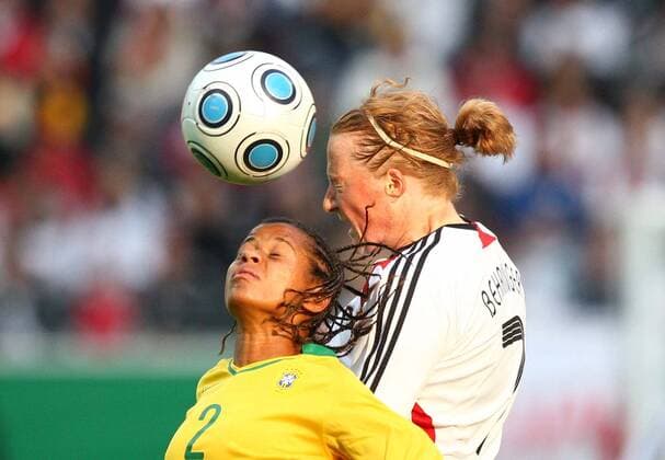 Grazielle (Brasilien, li.) gegen Melanie Behringer (Deutschland) Fußball Länderspiel Damen Freundschaftsspiel 2009, Test, Testspiel, Frauen, Frauenfußball, Nationalteam, Nationaltrikot Gruppe Frankfurt M. Dynamik,