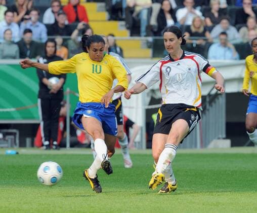 Marta (Brasilien, li.) gegen Birgit Prinz (Deutschland) Fußball Länderspiel Damen Freundschaftsspiel 2009, Test, Testspiel, Frauen, Frauenfußball, Nationalteam, Nationaltrikot Gruppe Frankfurt M. Dynamik,