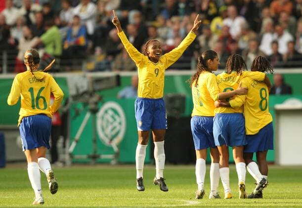 Torjubel Brasilien mit Ester (Mitte) Fußball Länderspiel Damen Nationalmannschaft 2009, Frauen, Frauenfußball, Test, Testspiel, Freundschaftsspiel, Nationaltrikot Gruppe Frankfurt M. Freude,