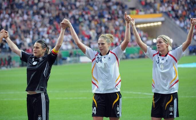 Schlussjubel Deutschland, v.li.: Torfrau Nadine Angerer, Kim Kulig und Saskia Bartusiak Fußball Länderspiel Damen Freundschaftsspiel 2009, Test, Testspiel, Frauen, Frauenfußball, Nationalmannschaft, Nationaltrikot Gruppe Frankfurt M. Freude,