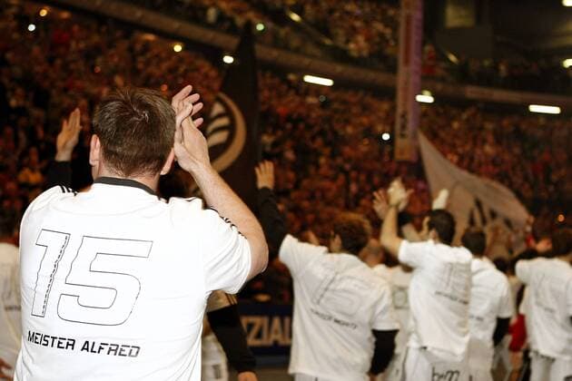 Trainer Alfred Gislason (Kiel, li.) - Deutscher Meister 2008 2009 Handball 1. BL Herren Saison 2008 2009, THW Kiel Einzelbild Kiel Freude,