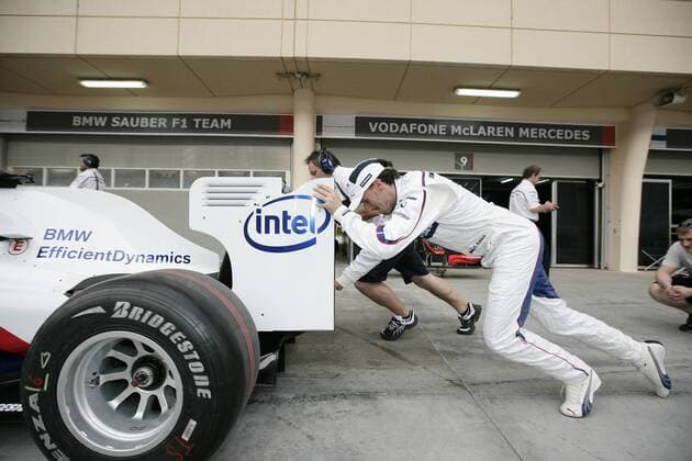 Robert Kubica (Polen BMW Sauber) schiebt seinen Boliden an Motorsport Grand Prix Herren Großer Preis von Bahrain 2009, Formel 1 Weltmeisterschaft, F1, F, GP, WM Einzelbild Manama Sakhir Komik,