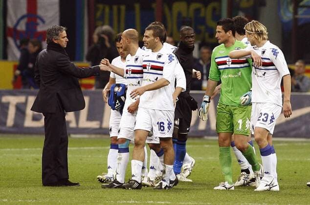 Trainer Jose Mourinho (Inter Mailand, li.) gratuliert den Spielern von Sampdoria Genua -  Fußball Herren Coppa Italia 2008 2009, Pokal, Pokalspiel, FC Internazionale Mailand - Sampdoria Genua 1:0, Inter Gruppe Mailand