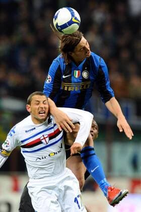 Angelo Palombo (Sampdoria Genua, li.) gegen Zlatan Ibrahimovic (Inter Mailand) -  Fußball Herren Coppa Italia 2008 2009, Pokal, Pokalspiel, FC Internazionale Mailand - Sampdoria Genua 1:0, Inter Gruppe Mailand Dynamik, Überlegenheit,