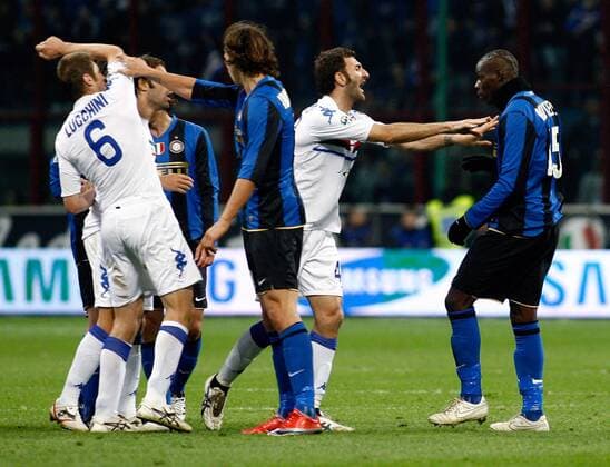 Stefano Lucchini (li.) und Gennaro Delvecchio (beide Sampdoria Genua, 2.v.re.) geraten mit Zlatan Ibrahimovic (2.v.li.) und Mario Balotelli (beide Inter Mailand) aneinander -  Fußball Herren Coppa Italia 2008 2009, Pokal, Pokalspiel, FC Internazionale Mailand - Sampdoria Genua 1:0, Inter Gruppe Mailand Spannung,
