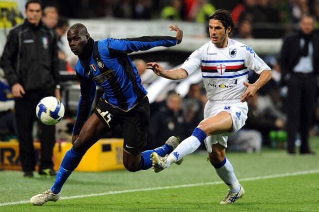 Mario Balotelli (Inter Mailand, li.) gegen Pietro Accardi (Sampdoria Genua) -  Fußball Herren Coppa Italia 2008 2009, Pokal, Pokalspiel, FC Internazionale Mailand - Sampdoria Genua 1:0, Inter Gruppe Mailand Dynamik,