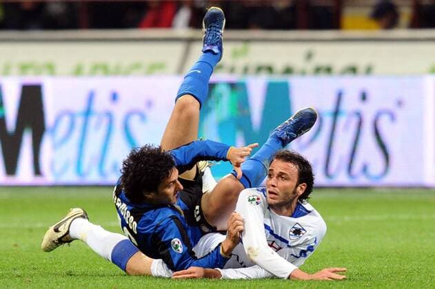 Nicolas Burdisso (Inter Mainland, li.) gegen Giampaolo Pazzini (Sampdoria Genua) -  Fußball Herren Coppa Italia 2008 2009, Pokal, Pokalspiel, FC Internazionale Mailand - Sampdoria Genua 1:0, Inter Gruppe Mailand Dynamik,