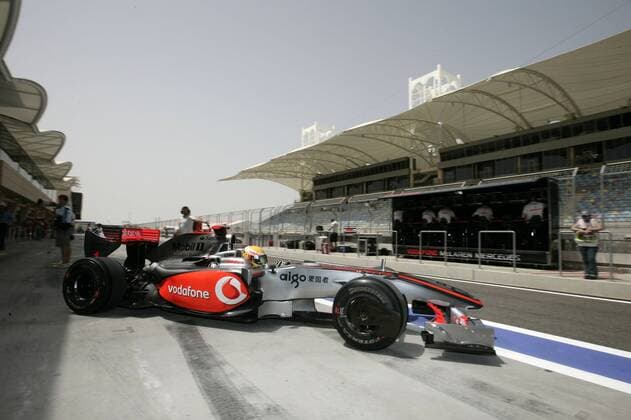 Lewis Hamilton (England McLaren Mercedes) in seinem Boliden Motorsport Grand Prix Herren Großer Preis von Bahrain 2009, Formel 1 Weltmeisterschaft, F1, F, GP, WM Einzelbild Manama Sakhir