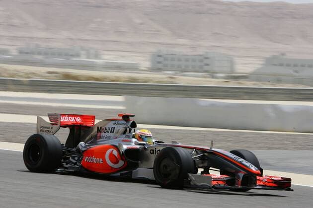 Lewis Hamilton (England McLaren Mercedes) in seinem Boliden Motorsport Grand Prix Herren Großer Preis von Bahrain 2009, Formel 1 Weltmeisterschaft, F1, F, GP, WM, Freies Training Einzelbild Manama Sakhir