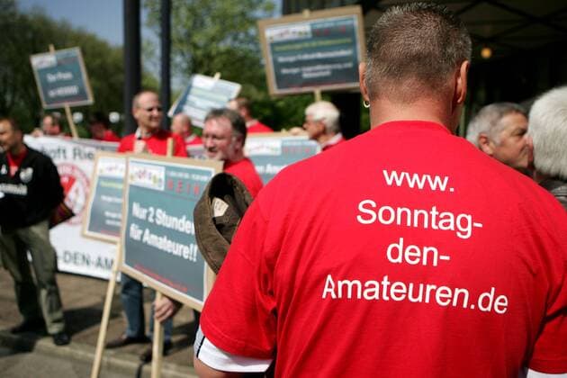 Sonntag den Amateuren - Vertreter der Amateurverbände protestiert am Rande des DFB Bundestages in Düsseldorf gegen die Einführung eines Bundesligaspiels am Sonntagnachmittag Fußball Herren DFB Bundestag 2009, Versammlung, Tagung, Konferenz, Sitzung o0 Kritik Vertrag, Fernsehvertrag Einzelbild o0 Homepage, Internet, Internetseite, Website, Düsseldorf