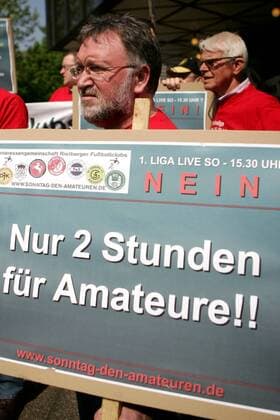 Nur 2 Stunden für Amateure!! - Vertreter der Amateurverbände protestiert am Rande des DFB Bundestages in Düsseldorf gegen die Einführung eines Bundesligaspiels am Sonntagnachmittag Fußball Herren DFB Bundestag 2009, Versammlung, Tagung, Konferenz, Sitzung o0 Kritik Einzelbild o0 Überschneidung Vertrag, Fernsehvertrag Düsseldorf