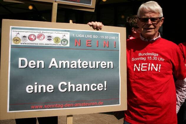 Den Amateuren eine Chance! - Vertreter der Amateurverbände protestiert am Rande des DFB Bundestages in Düsseldorf gegen die Einführung eines Bundesligaspiels am Sonntagnachmittag Fußball Herren DFB Bundestag 2009, Versammlung, Tagung, Konferenz, Sitzung o0 Kritik Einzelbild o0 Überschneidung Vertrag, Fernsehvertrag Düsseldorf