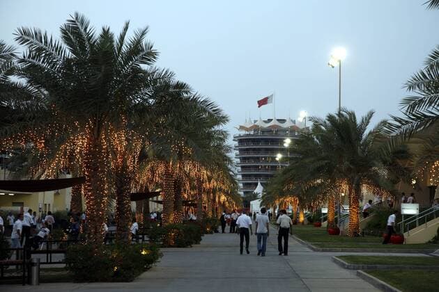 Abendliches Fahrerlager des Bahrain International Circuit Motorsport Grand Prix Herren Großer Preis von Bahrain 2009, Formel 1 Weltmeisterschaft, F1, F, GP, WM Totale Manama Sakhir