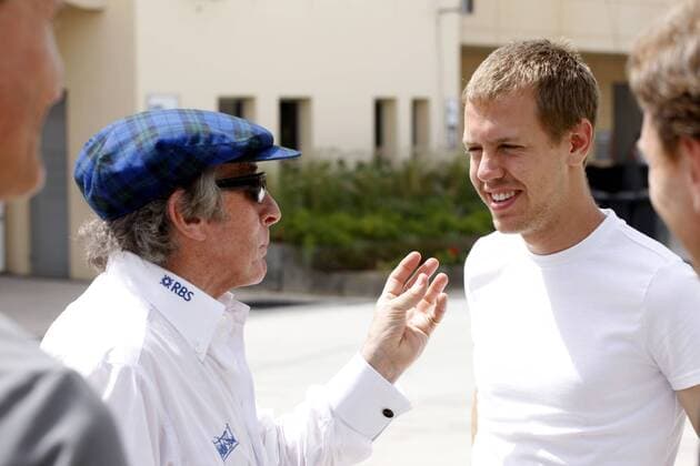 Sebastian Vettel (Deutschland Red Bull, re.) im Gespräch mit Sir Jackie Stewart (Schottland) Motorsport Grand Prix Herren Großer Preis von Bahrain 2009, Formel 1 Weltmeisterschaft, F1, F, GP, WM Gruppe Manama Sakhir