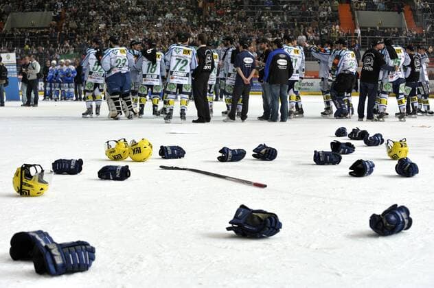 Ausrüstungsgegenstände von Bietigheim Bissingen (weiß) liegen nach dem Sieg im Finale der 2. Bundesliga auf dem Eis Eishockey 2. BL Herren Saison 2008 2009, EHC München - SC Bietigheim Bissingen Steelers 2:5 Totale Playoffs, Playoff, Play Offs, Off, Finale München Freude,