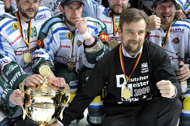 Bietigheim Bissingen ist Meister der 2. Bundesliga 2008 2009, u.a. Trainer Christian Brittig (re.) Eishockey 2. BL Herren Saison 2008 2009, SC Bietigheim Bissingen Steelers Gruppe Playoffs, Playoff, Play Offs, Off, Finale München Freude,