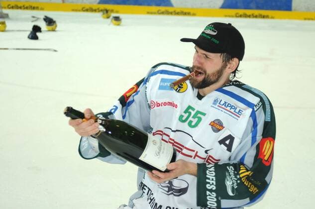 Alexander Serikow (Bietigheim Bissingen), Zweitligameister 2008 2009, mit einer Champagnerflasche Eishockey 2. BL Herren Saison 2008 2009, SC Bietigheim Bissingen Steelers Einzelbild Playoffs, Playoff, Play Offs, Off, Finale München Freude,