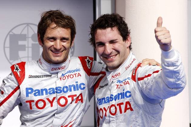Qualifying zum GP von Bahrain 2009: Jarno Trulli (Italien, li.) holt sich die Pole Position vor Teamkollege Timo Glock (Deutschland beide Toyota) Motorsport Grand Prix Herren Großer Preis von Bahrain 2009, Formel 1 Weltmeisterschaft, F1, F, GP, WM, Qualifying Gruppe Sakhir Manama Freude,