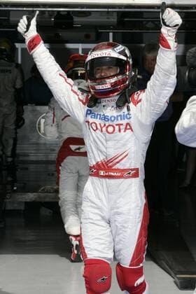 Jarno Trulli (Italien Toyota) holt sich die Pole Position beim GP von Bahrain 2009 Motorsport Grand Prix Herren Großer Preis von Bahrain 2009, Formel 1 Weltmeisterschaft, F1, F, GP, WM, Qualifying Einzelbild Manama Sakhir Freude,