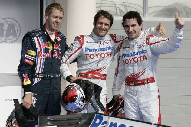 Qualifying zum GP von Bahrain 2009: Jarno Trulli (Italien, Mitte) holt sich die Pole Position vor Teamkollege Timo Glock (Deutschland beide Toyota) und Sebastian Vettel (Deutschland Red Bull) Motorsport Grand Prix Herren Großer Preis von Bahrain 2009, Formel 1 Weltmeisterschaft, F1, F, GP, WM, Qualifying Gruppe Manama Sakhir Freude,