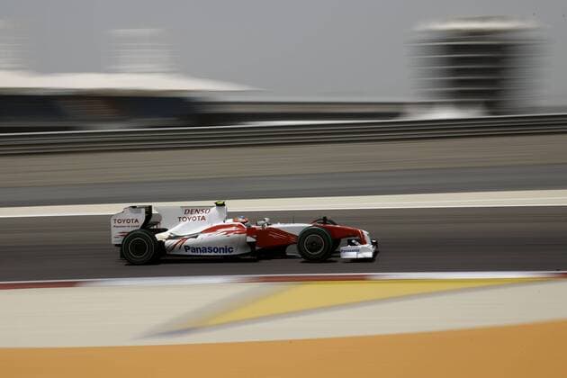 Timo Glock (Deutschland Toyota) in seinem Boliden Motorsport Grand Prix Herren Großer Preis von Bahrain 2009, Formel 1 Weltmeisterschaft, F1, F, GP, WM, Qualifying Totale Manama Sakhir Dynamik,