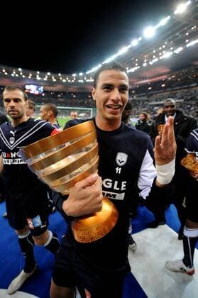 Marouane Chamakh mit dem Pokal - Bordeaux gewinnt den Coupe de la Ligue 2009 -  Fußball Herren Coupe de la Ligue 2008 2009, Französischer Ligapokal, Pokal Pokalspiel, Finale Girondins de Bordeaux Einzelbild Paris Freude,