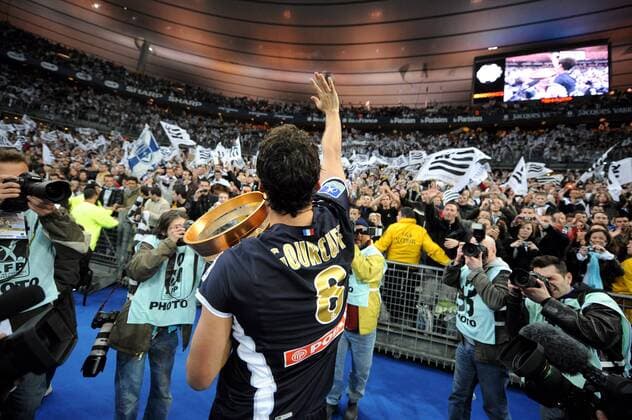 Yoann Gourcuff winkt den Anhängern - Bordeaux gewinnt den Coupe de la Ligue 2009 -  Fußball Herren Coupe de la Ligue 2008 2009, Französischer Ligapokal, Pokal Pokalspiel, Finale Girondins de Bordeaux Einzelbild Paris Freude,