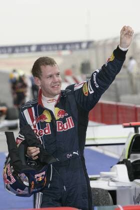 Sebastian Vettel (Deutschland Red Bull) jubelt über seinen zweiten Platz beim GP von Bahrain 2009 Motorsport Grand Prix Herren Großer Preis von Bahrain 2009, Formel 1 WM, F1, F, GP Einzelbild Manama Sakhir Freude,