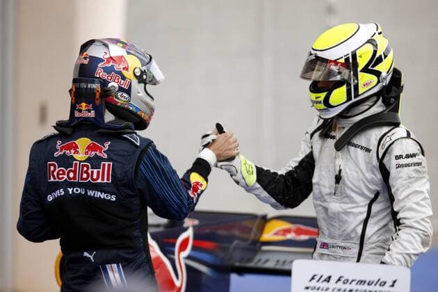 Jenson Button (England Brawn GP, re.), Sieger des GP von Bahrain 2009, empfängt Glückwünsche des Zweitplatzierten Sebastian Vettel (Deutschland Red Bull) Motorsport Grand Prix Herren Großer Preis von Bahrain 2009, Formel 1 WM, F1, F, GP Gruppe Manama Sakhir Freude,